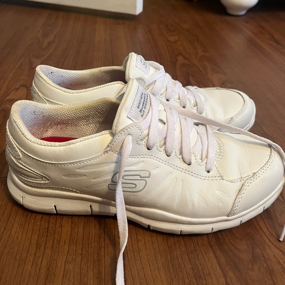 White sneakers, no mesh. Ideal for nursing or healthcare workers - Picture 2 of 2